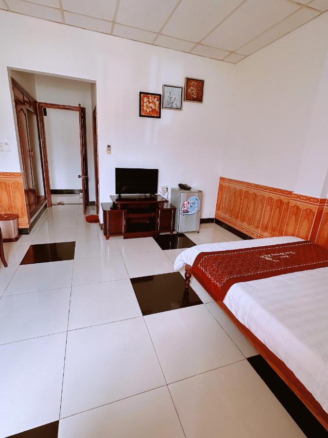Truc Hoang Ha Hotel Kon Tum Exterior foto