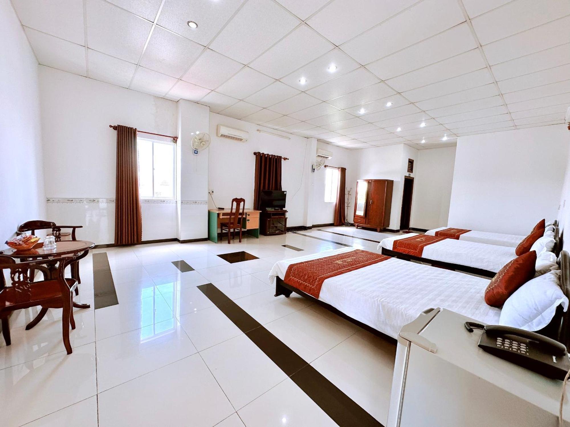 Truc Hoang Ha Hotel Kon Tum Exterior foto